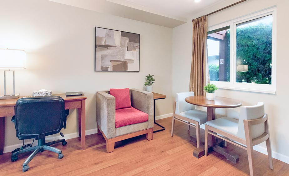 Queen Kitchenette Room (2)