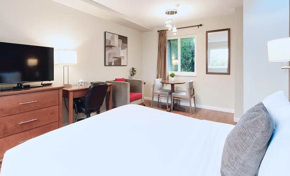 Queen Kitchenette Room (3)